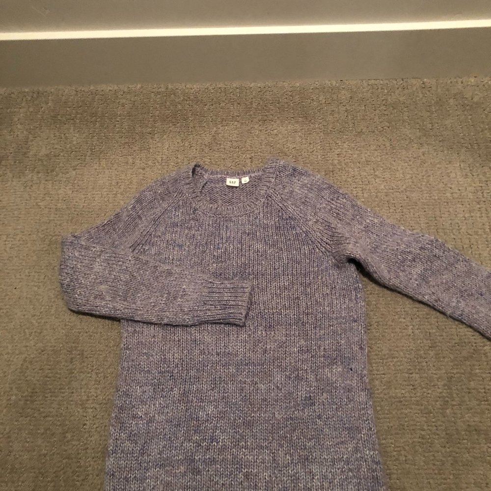 GAP Size S crew neck long light plum and mauve colored sweater